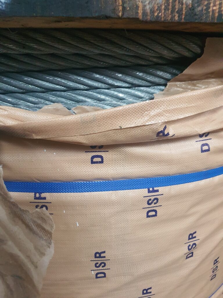 Cáp thép là loại dây kim loại chịu lực cao được tạo thành từ các sợi thép nhỏ xoắn lại với nhau, bao gồm ba thành phần chính: sợi thép, tao cáp và lõi cáp. Vật liệu này nổi bật với độ bền chắc, khả năng chịu tải trọng lớn và tính linh hoạt trong các công trình. Cấu Tạo và Phân Loại. Cấu tạo chính: Gồm các sợi thép cacbon kéo nguội bện quanh một lõi trung tâm (lõi bố/sợi tổng hợp ký hiệu FC hoặc lõi thép ký hiệu IWRC). Phân loại phổ biến Cáp cẩu hàng: Chuyên dùng cho các thiết bị nâng hạ như cẩu trục, pa-lăng. Cáp chống xoắn: Dùng trong các thiết bị nâng hạ chiều cao lớn để tránh hiện tượng xoắn cáp. Cáp bọc nhựa: Dùng để chằng buộc, neo giằng hoặc trang trí nhờ lớp nhựa bảo vệ bên ngoài. Ứng Dụng Thực Tế Xây dựng: Neo giằng giàn giáo, giữ trụ tháp, vận chuyển vật liệu. Công nghiệp vận tải: Dùng cho cầu trục, tời kéo, thang máy. Hàng hải: Neo tàu, kéo tàu, cấu trúc giàn khoan.